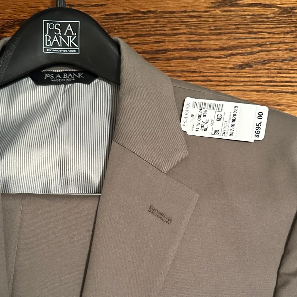 Jos. A. Bank Men's tropical blend tailored fit suit with plain front pants - Picture 3 of 4